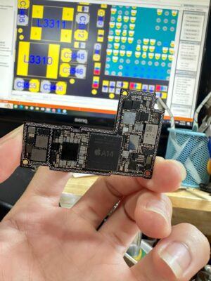 iPhone rớt nước mất nguồn được kỹ thuật viên Táo Cười Cần Thơ sửa chữa lấy liền